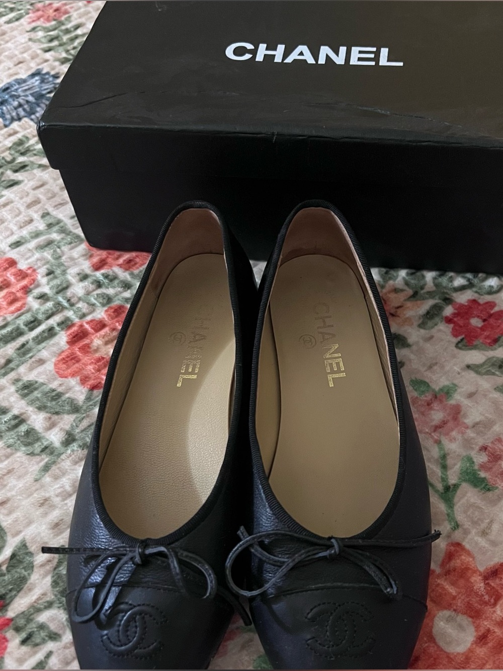 CHANEL Black Leather Ballet Flats with Bow and CC Stitching
